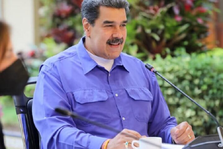 Maduro camisa violeta