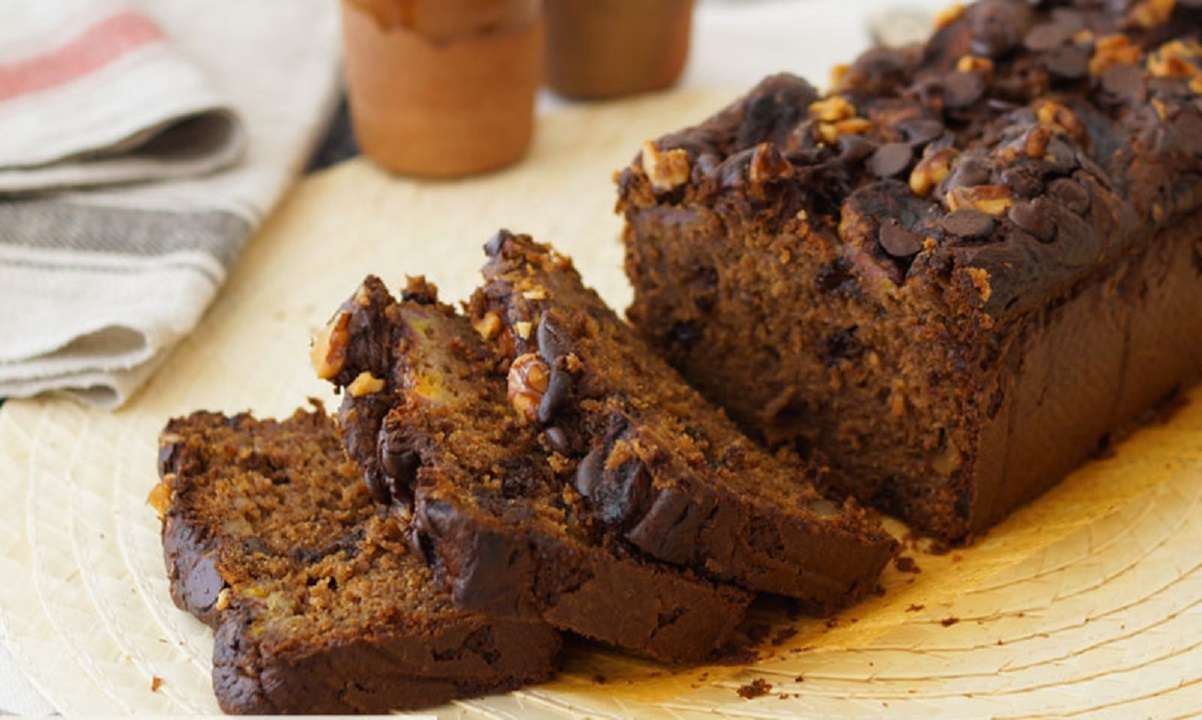 Pan de cuchara de cambur y chocolate: así se prepara
