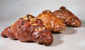 Croissants rellenos de almendra y chocolate: ricos para merendar