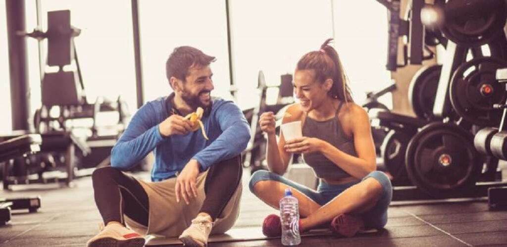 Tras una dura clase en el gym en la que te has esforzado al máximo, procura evitar estos alimentos después de entrenar