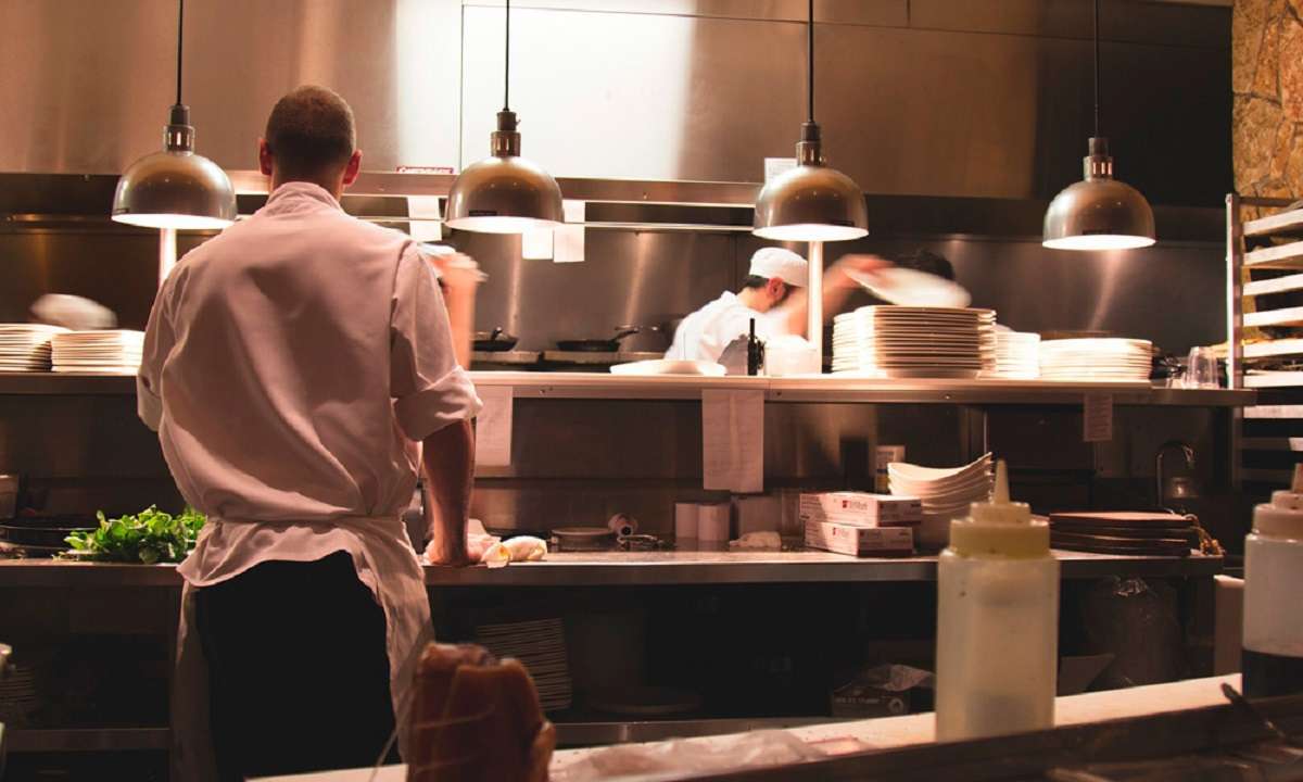 Muchas horas de pie en el trabajo: conoce los riesgos para tu salud