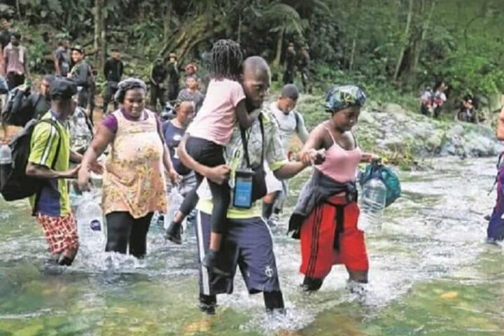 Policías de Venezuela huyen cruzando el Darién