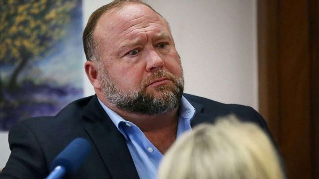 Alex Jones deberá pagar millones a víctimas de Sandy Hook