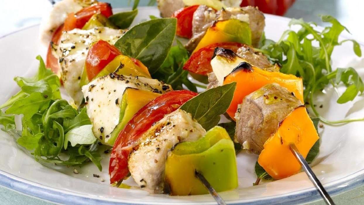 Brochetas de pescado con aguacate y mango: así se prepara