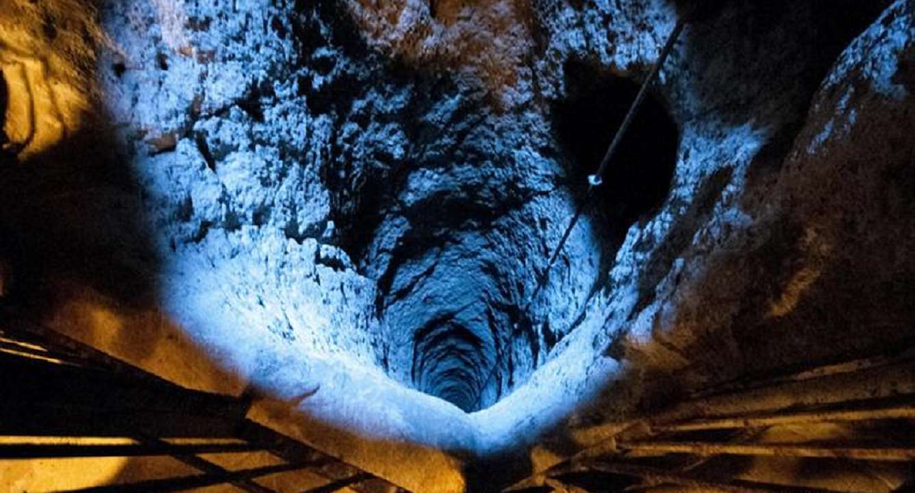 Hombre abre portal a ciudad subterránea de un martillazo