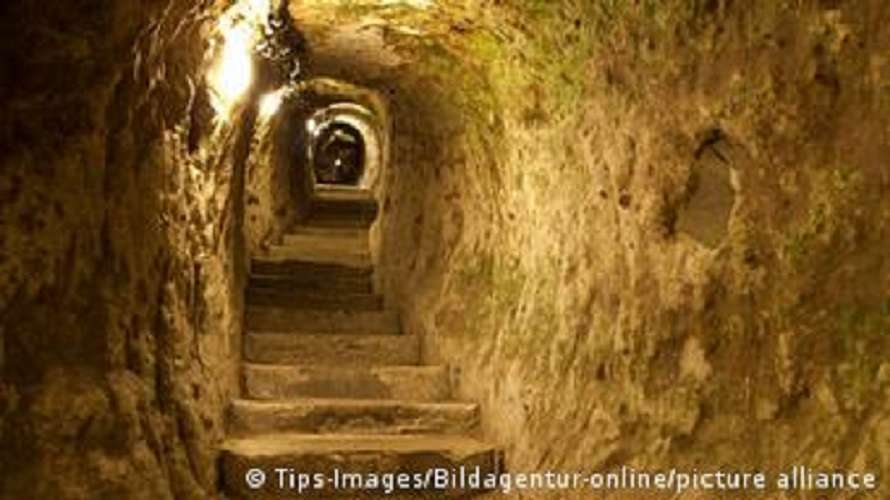 Hombre abre portal a ciudad subterránea