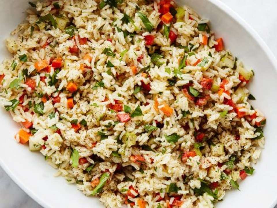 Ensalada de arroz: delicioso plato para una cena en familia