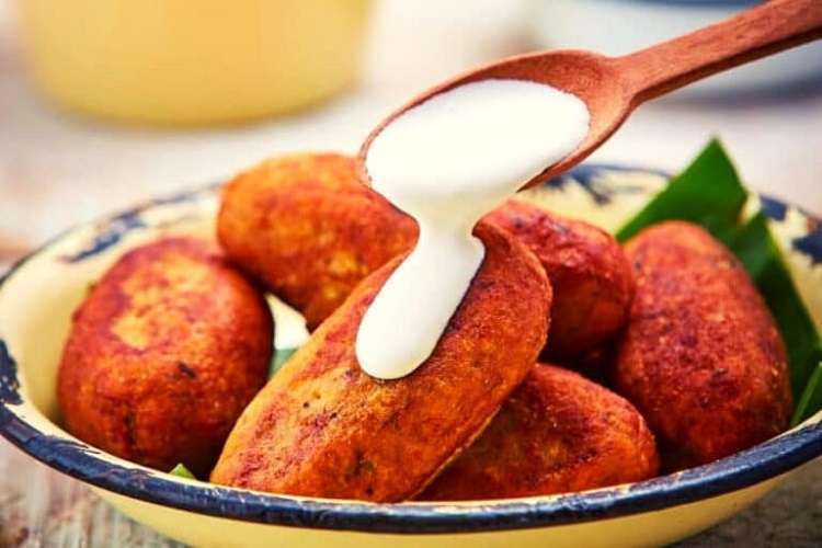 Molotes de plátano rellenos de queso