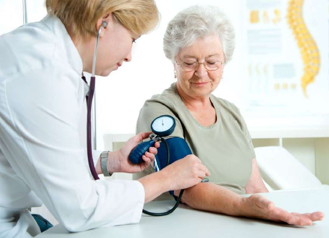 Presión arterial alta: conoce cómo bajarla sin medicamentos