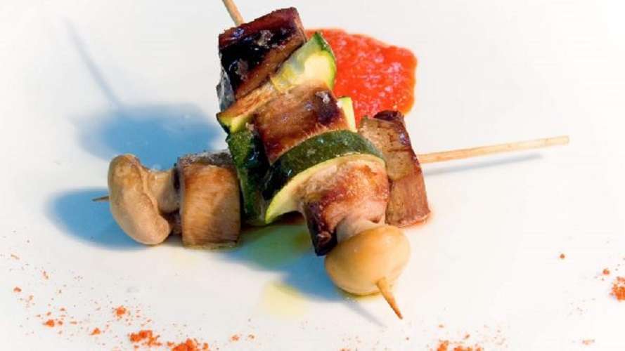 Brochetas de pescado con aguacate y mango