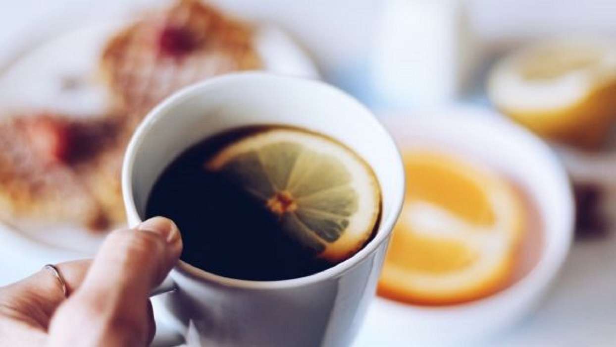 Café con limón: analizamos los efectos y beneficios de esta moda