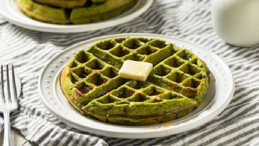 Waffles de espinaca con huevo frito