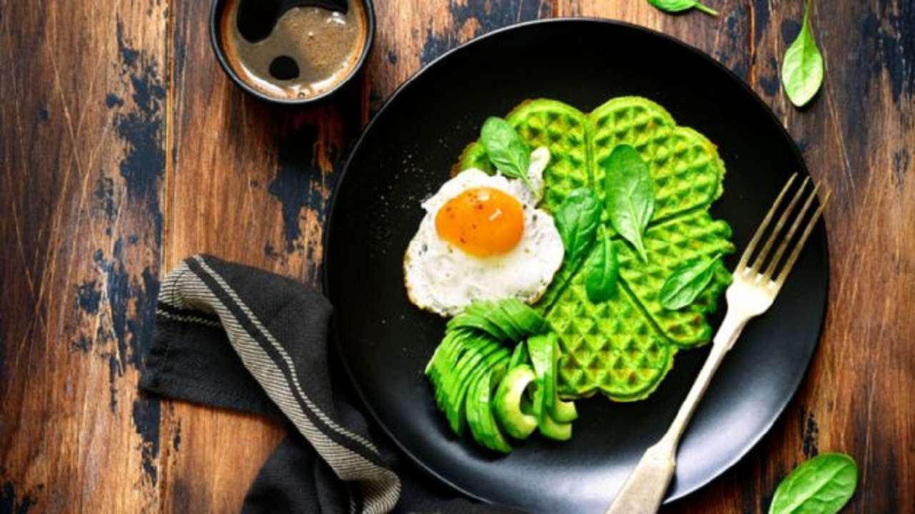 Waffles de espinaca con huevo frito rica receta para desayunar