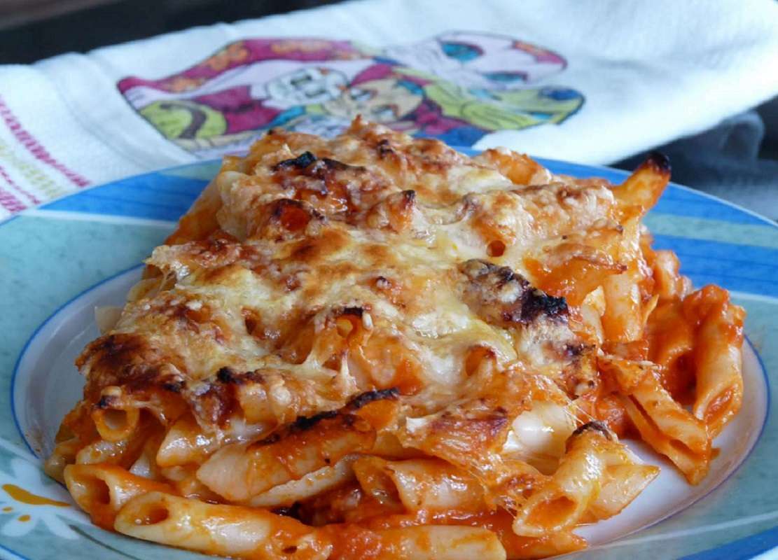 Macarrones con conejo y setas: receta para almorzar en familia