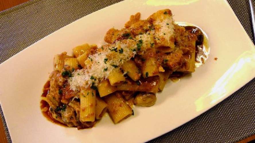 Macarrones con conejo y setas