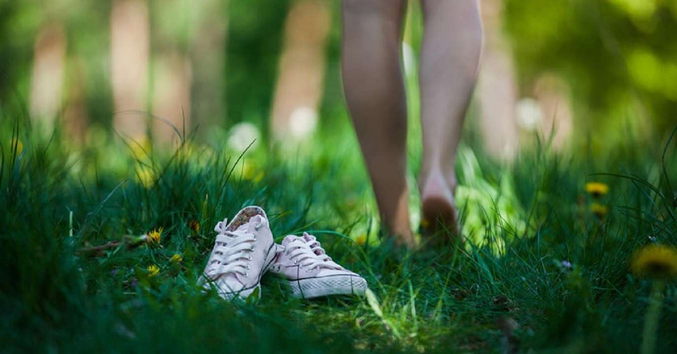 Los sorprendentes beneficios de caminar descalzos