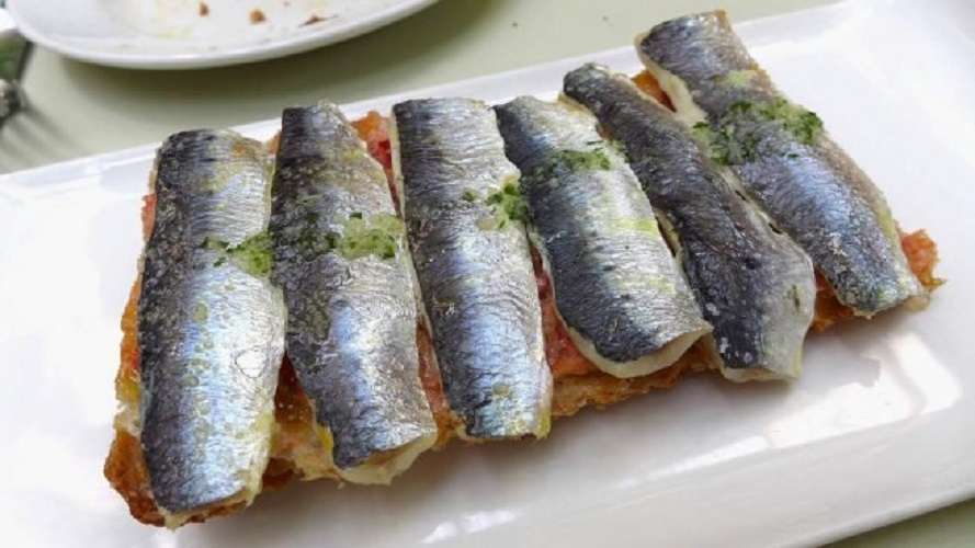 Coca de sardinas