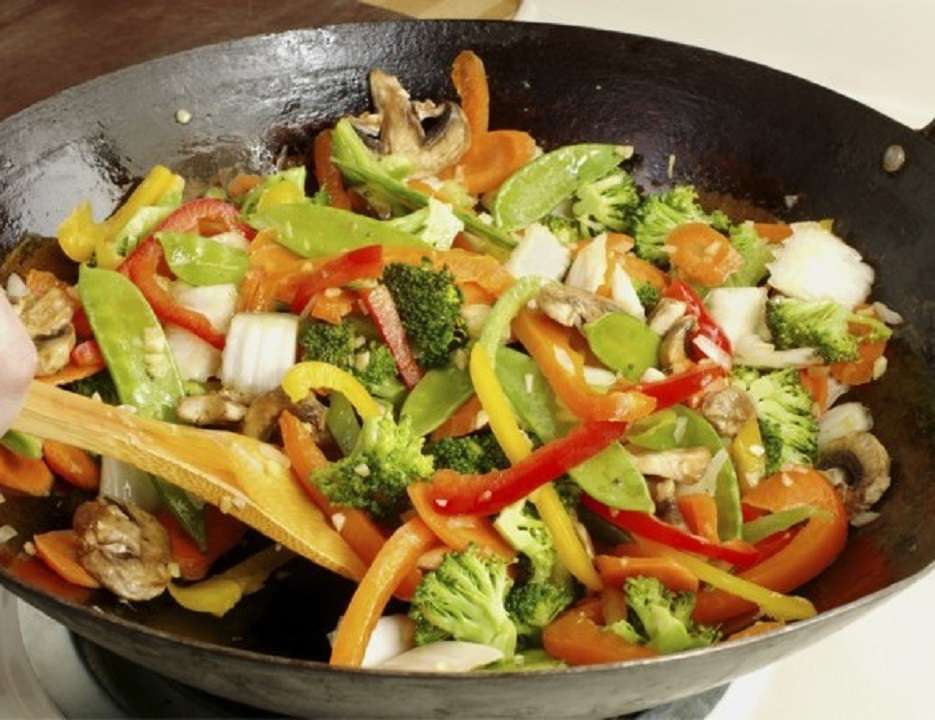 Verduras con dip de yogur y cebollín: así se prepara esta receta