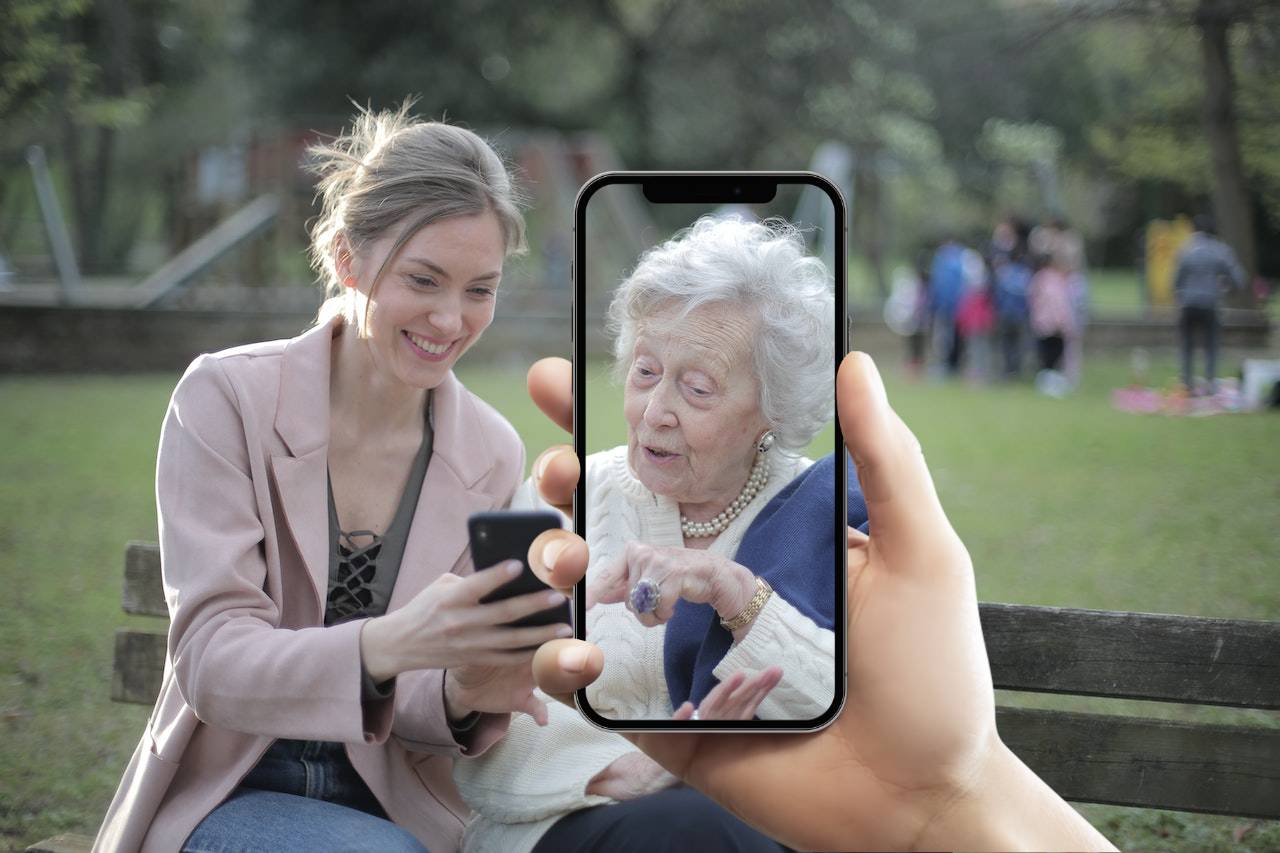 Abuelos adictos a las pantallas al teléfono