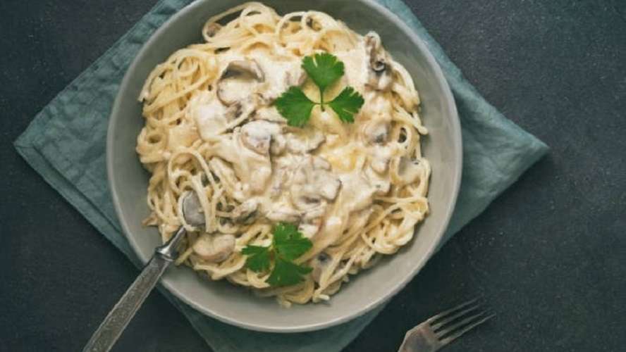 Espagueti cremoso con pepino