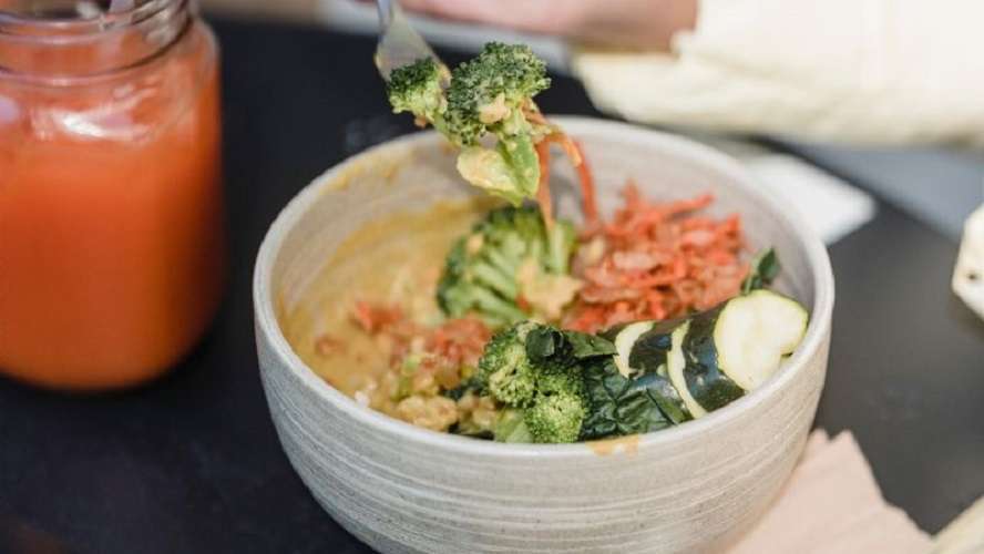 Ensalada de brócoli con aguacate
