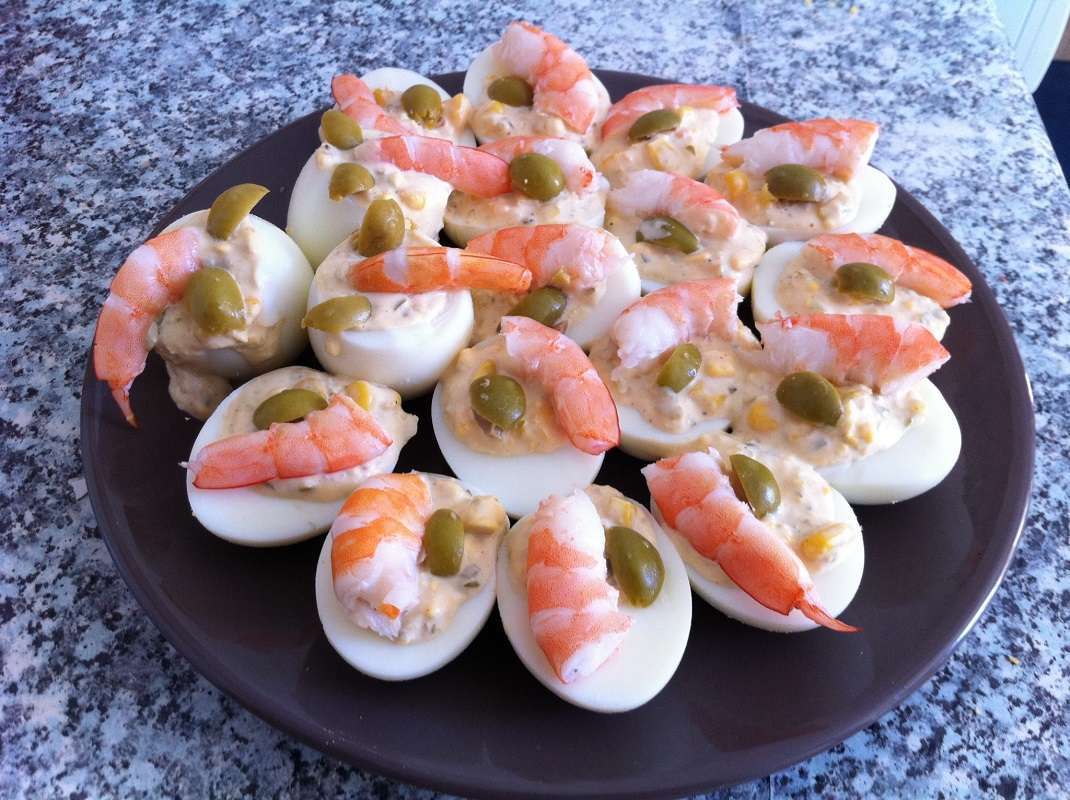 Huevos rellenos de marisco con mango y papaya: así se prepara