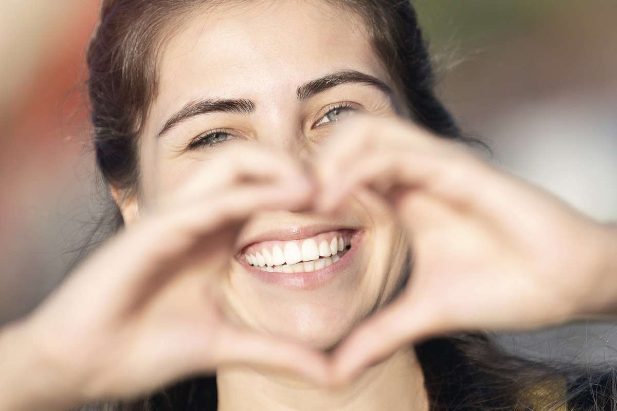 La sonrisa aunque sea forzada puede levantarnos el ánimo