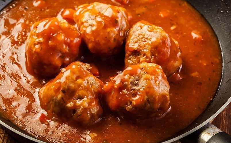 Albóndigas de atún en salsa napolitana