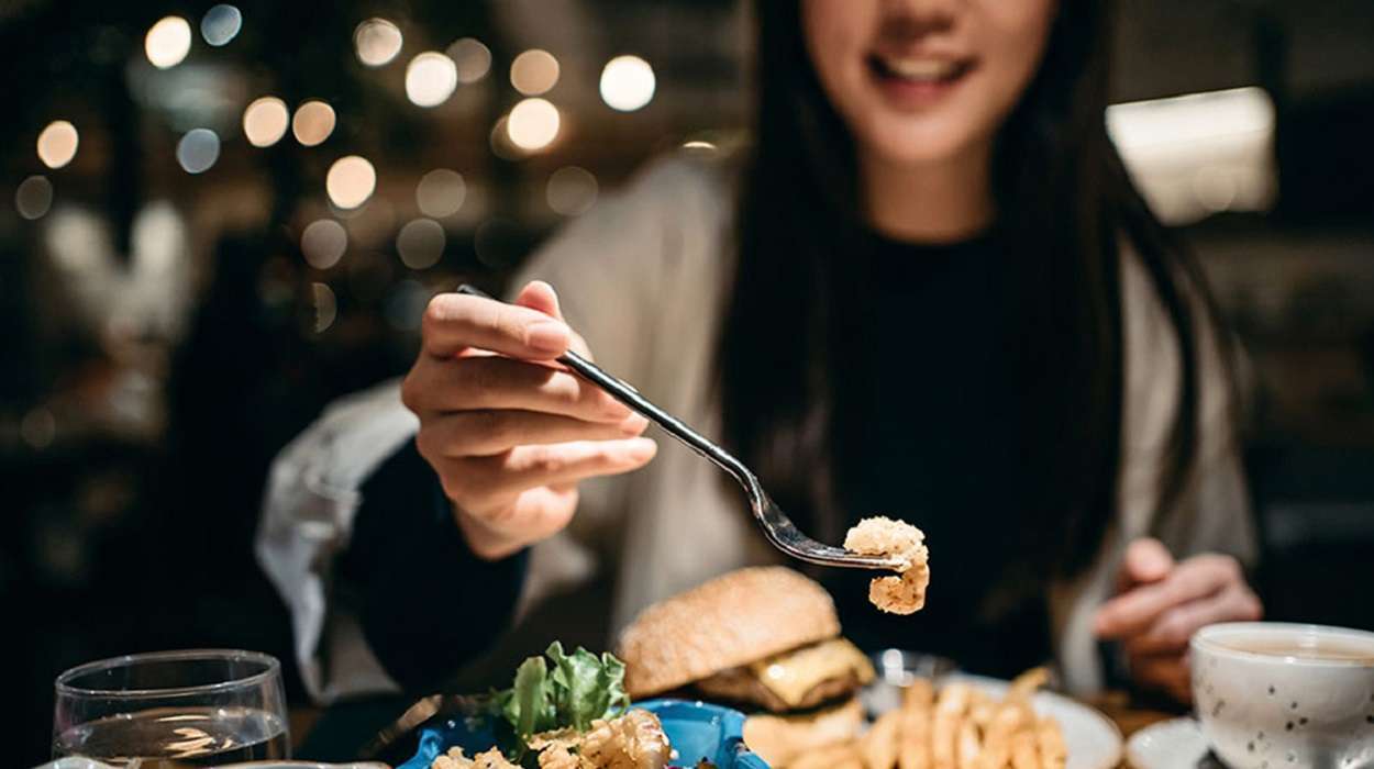 Salud intestinal: conoce cómo afecta comer tarde o dormir poco
