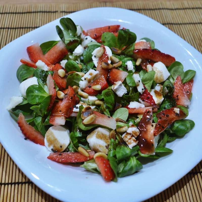 Ensalada verde con fresas para una cena saludable