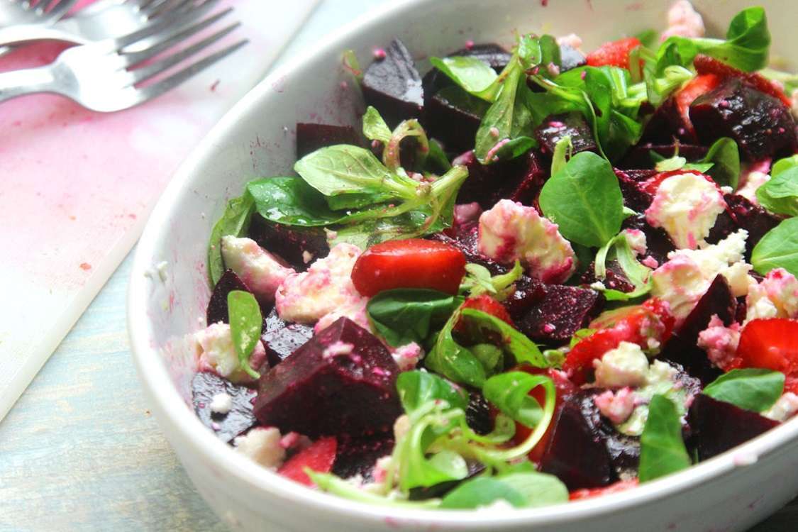 Ensalada de tofu con remolacha para una cena ligera