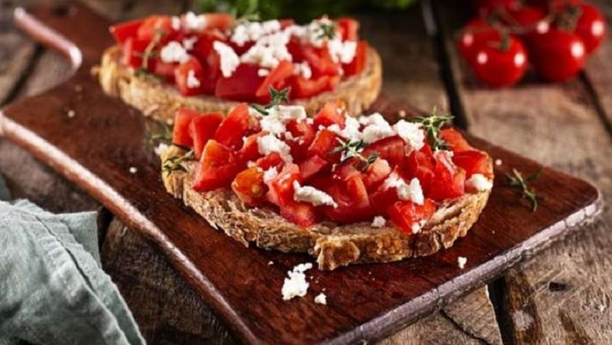 Bruschettas de tomate fresco con albahaca