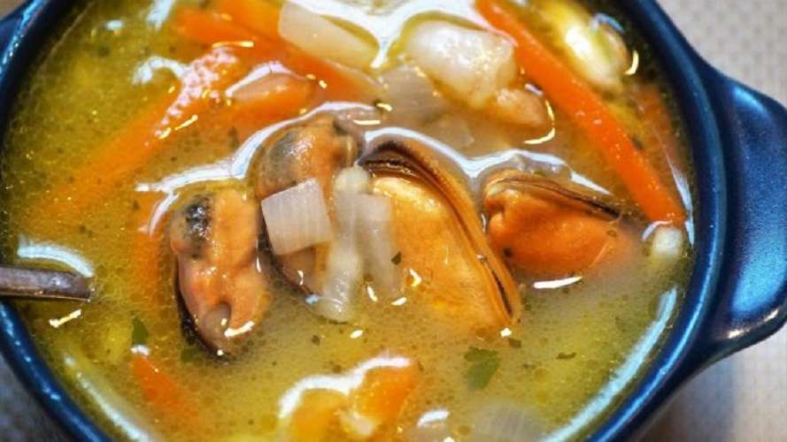 Sopa casera especiada de fideos con mejillones