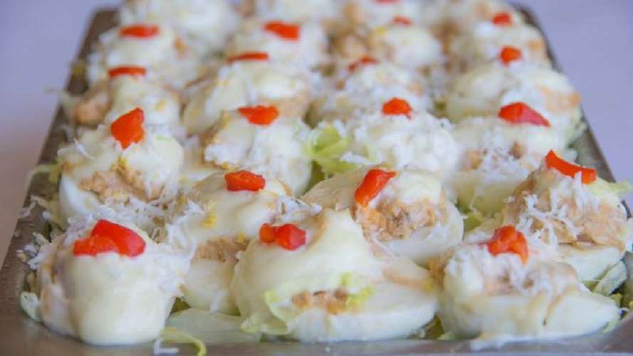 Huevos rellenos con surimi de langosta