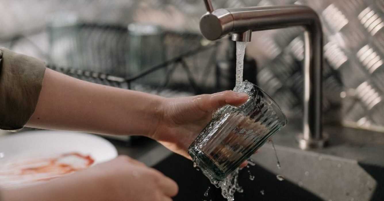 Visitas en tu casa: conoce por qué no deben lavar los platos