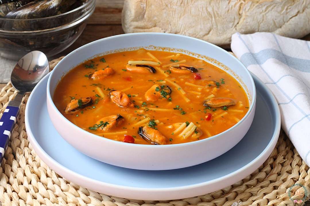 Sopa casera especiada de fideos con mejillones: rica para almorzar