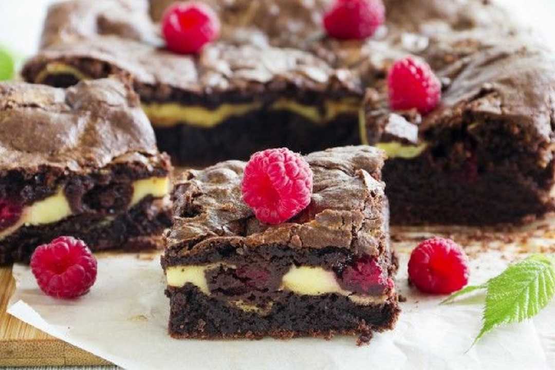 Brownie de leche condensada y frutos: así se prepara