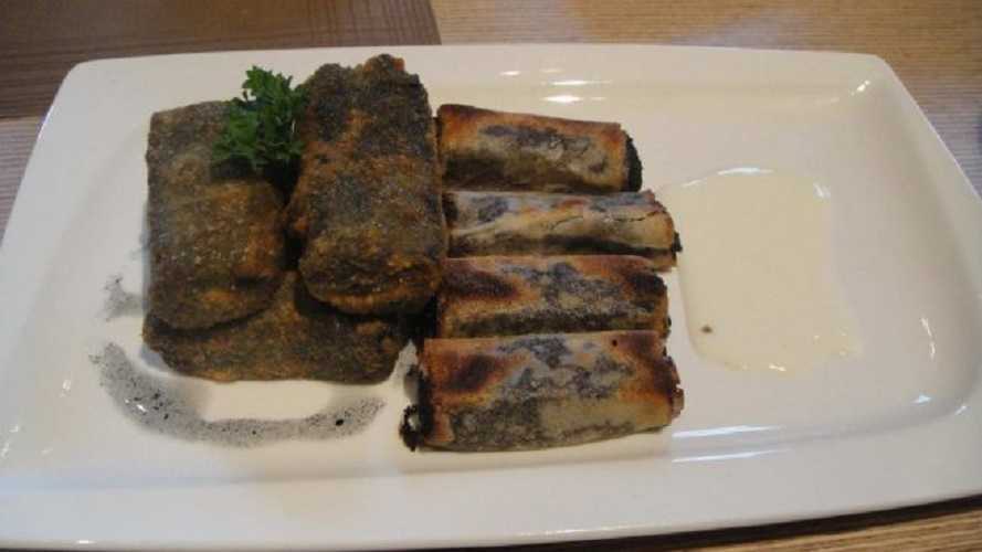 Bocados de cecina con relleno de quesos y miel