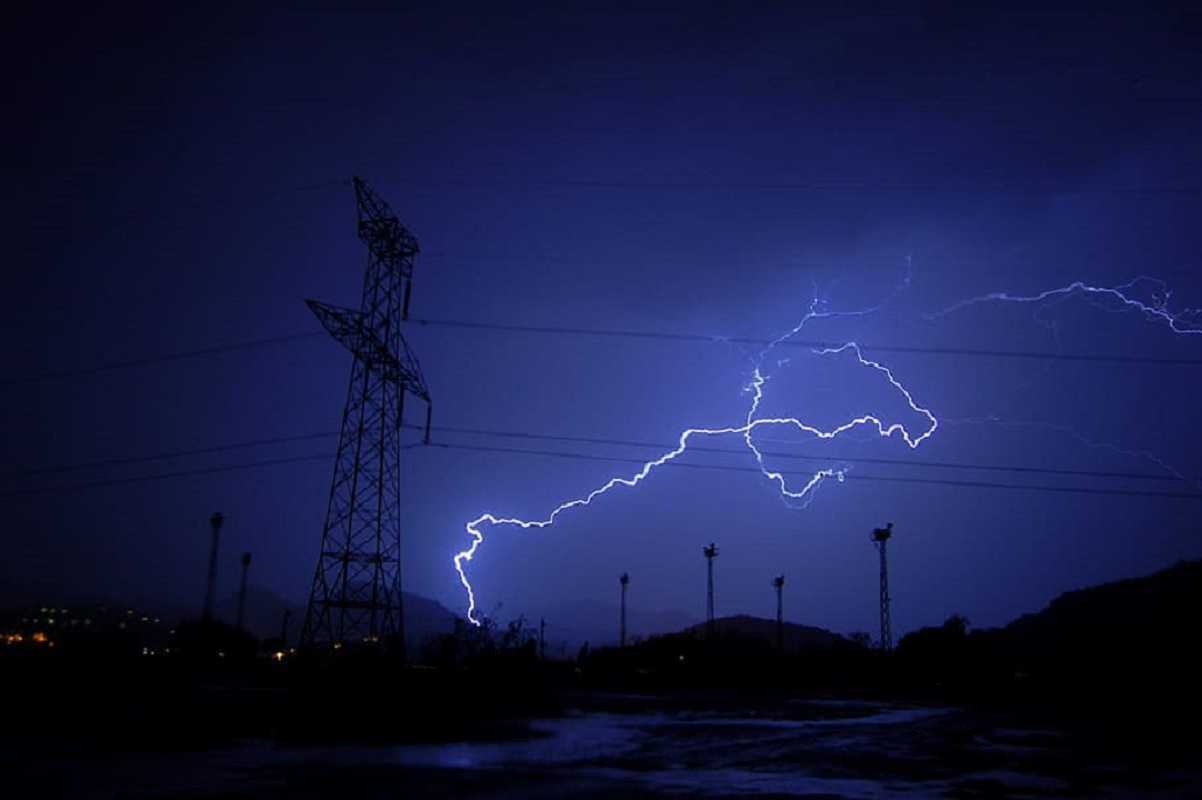 Rayo impacta tendido eléctrico y crea un nuevo material