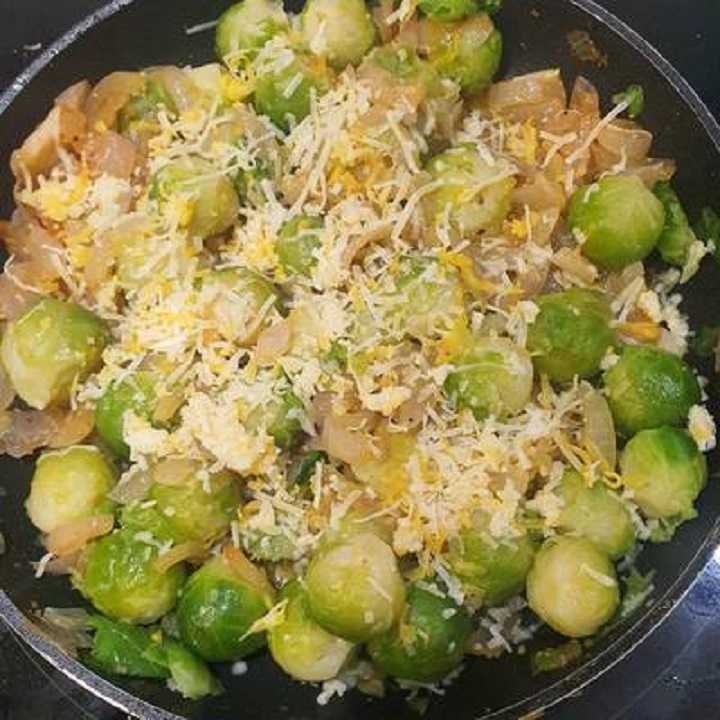 Coles de Bruselas a la lionesa: rica receta para una cena ligera