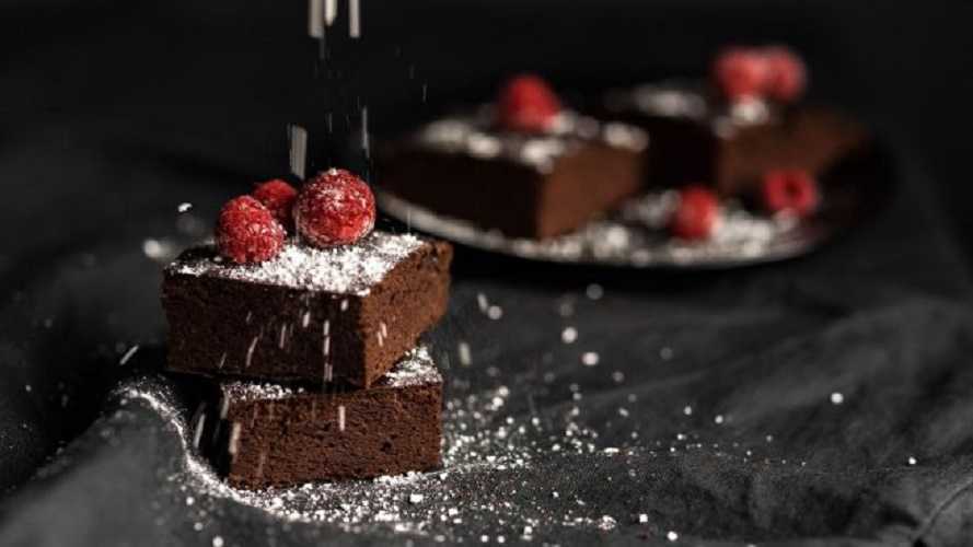 Brownie de leche condensada y frutos del bosque