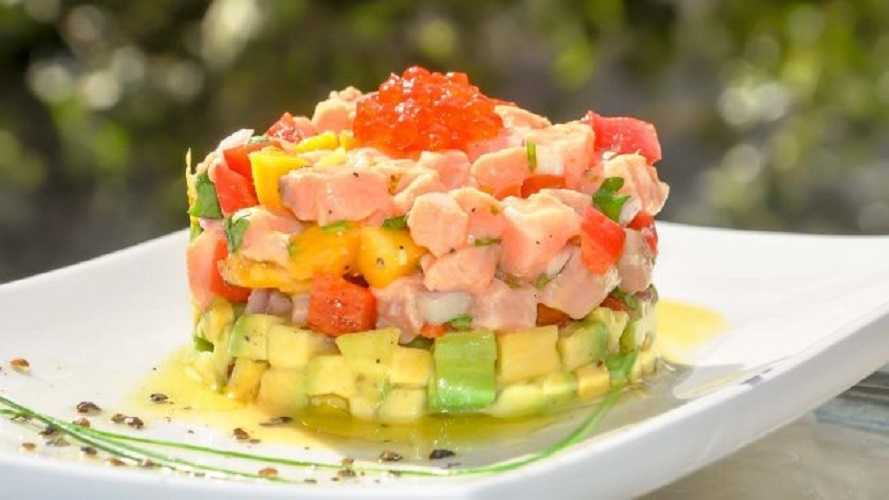 Timbal de mango con queso y salmón