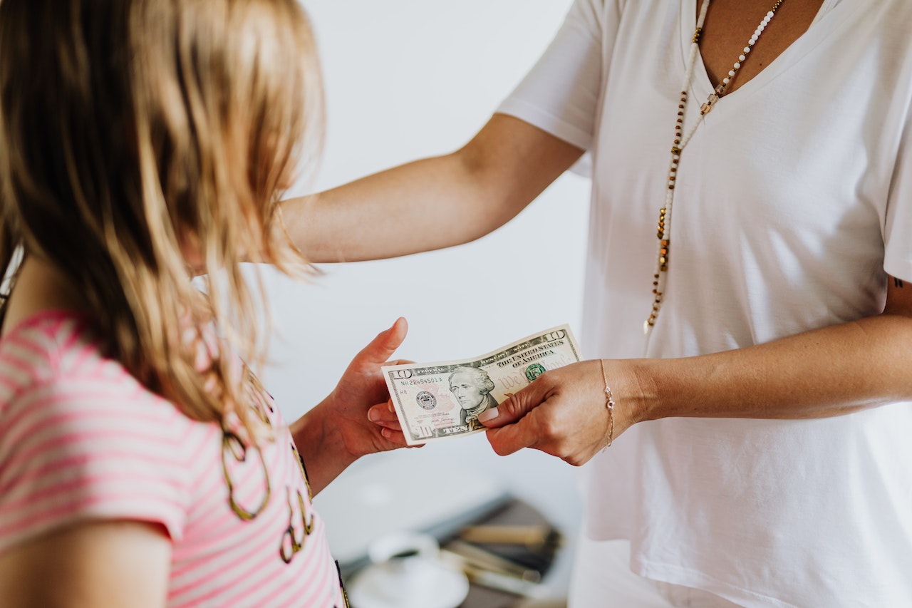 cinco reglas que niños y adolescentes deben aprender sobre el dinero.