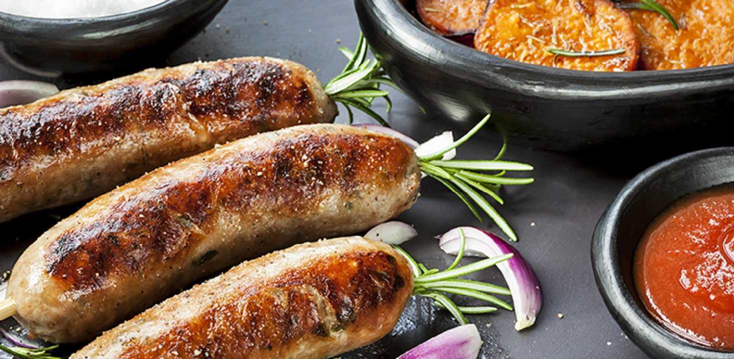 Salchichas asadas al ajo aceite: sabroso plato para toda tu familia