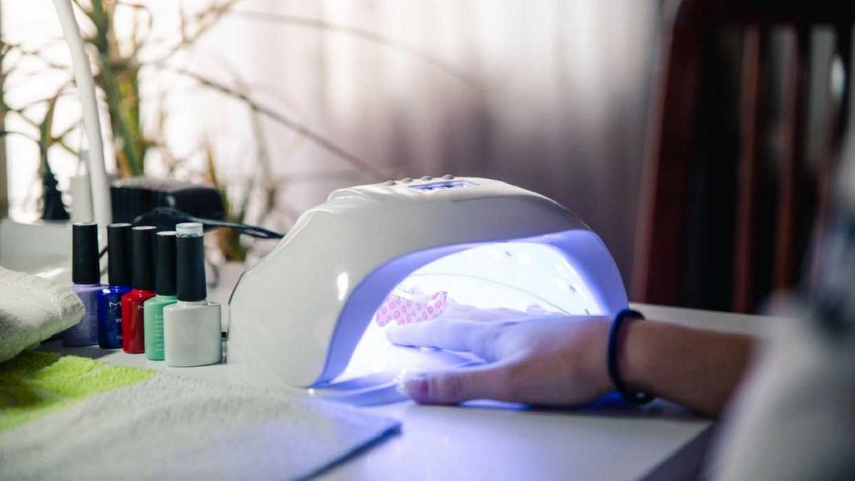 Lámparas para manicura: conoce los riesgos para tu salud