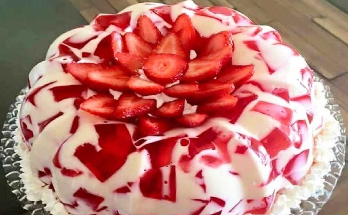 Gelatina de tres leches sabor fresa: rico postre fácil de preparar