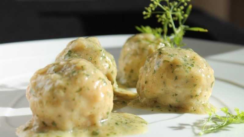 Albóndigas de pescado en salsa de tomate
