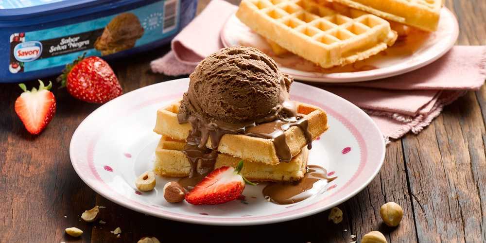 Wafles con helado y chocolate