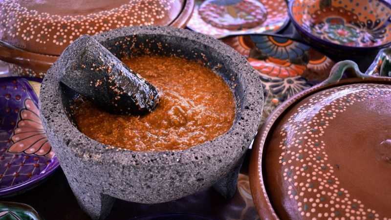 Salsa roja en molcajete