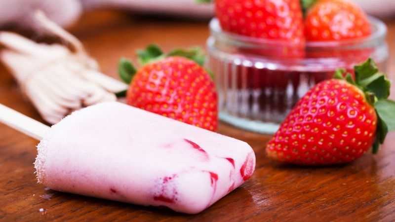 Paletas de fresas con crema